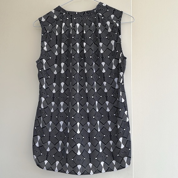 Sleeveless lightweight summer blouse. - Picture 3 of 8